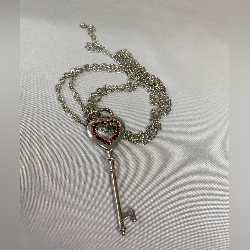 Long skeleton key silvertone red rhinestone necklace - Picture 4 of 6